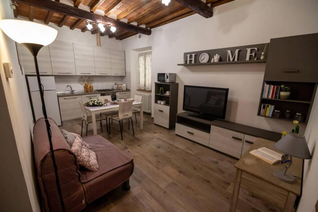 Castiglion Fiorentino Chicca Sotto La Torre Bagian luar foto
